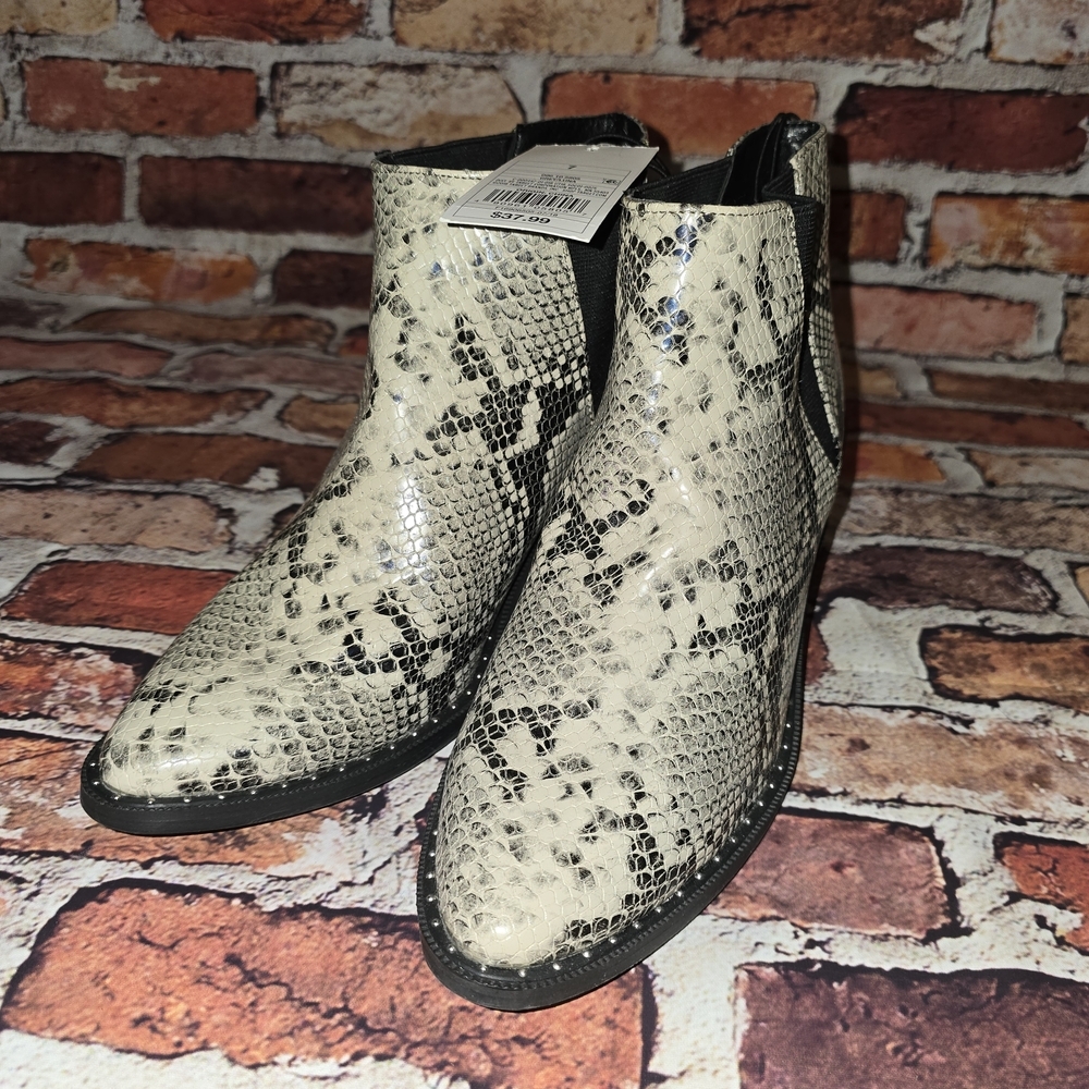 Universal Thread Black and Cream Snake Print Ankle Boots Size 7